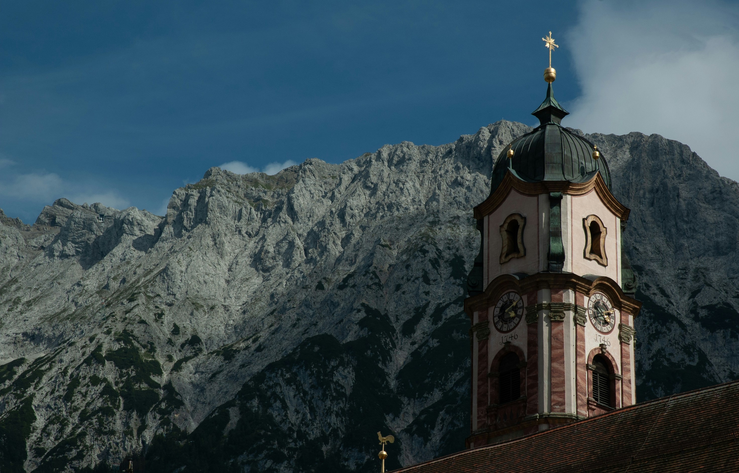 Kirchturm Mittenwald vor Karwendel