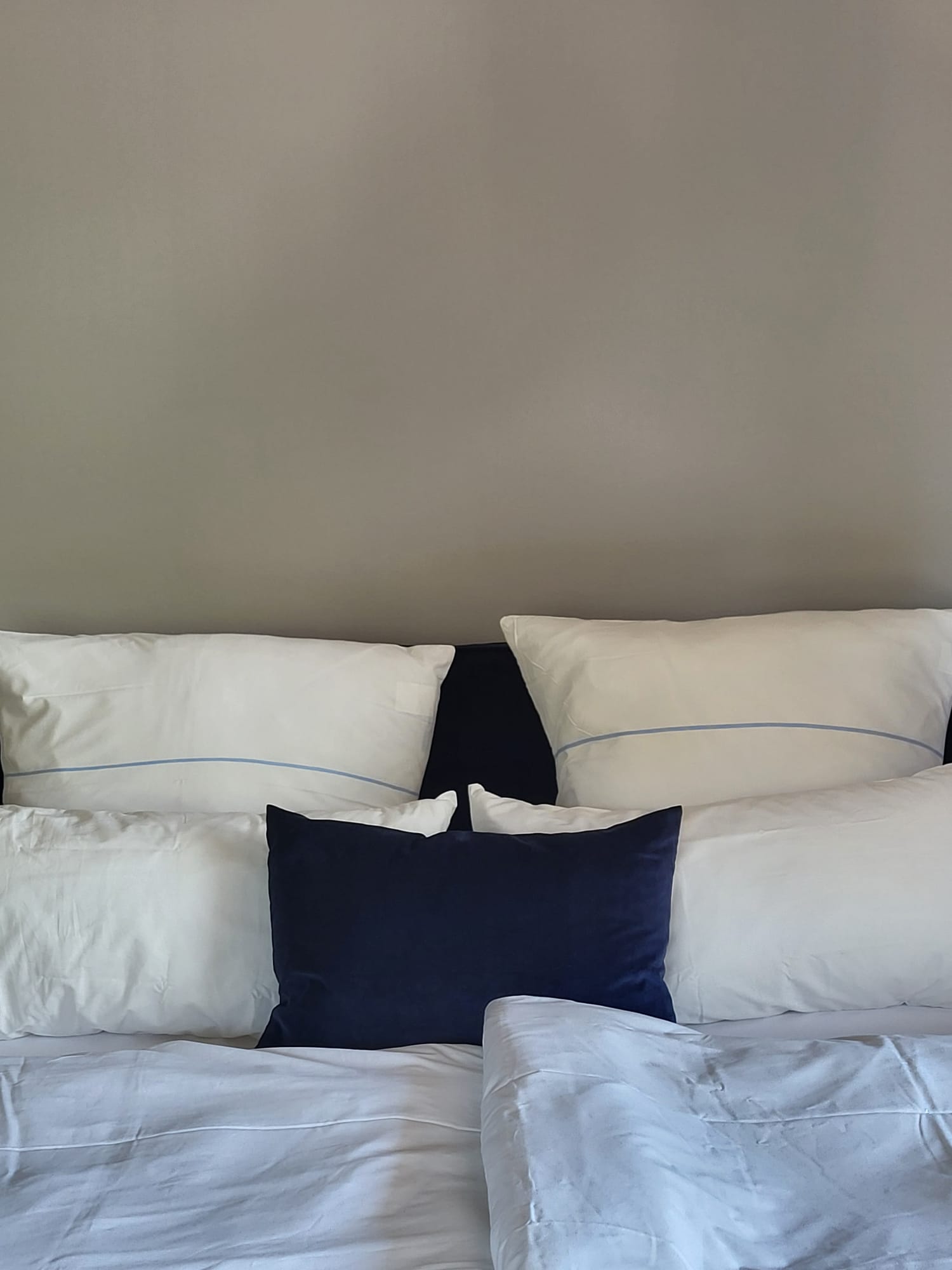 Heller Wohnbereich der Rudelmut Ferienwohnung mit Essecke und Hundebett