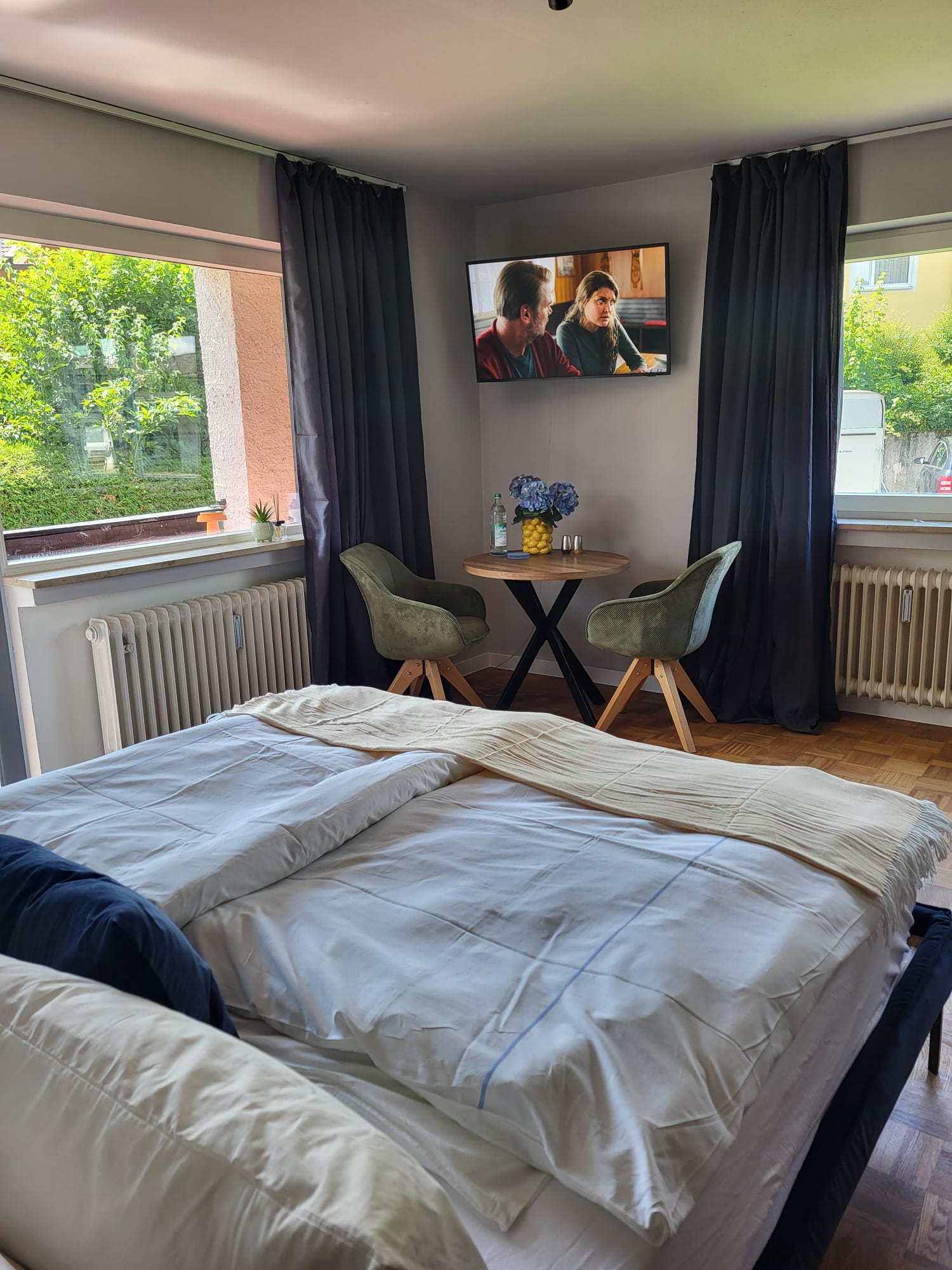 Heller Wohnbereich der Rudelmut Ferienwohnung mit Essecke und Hundebett