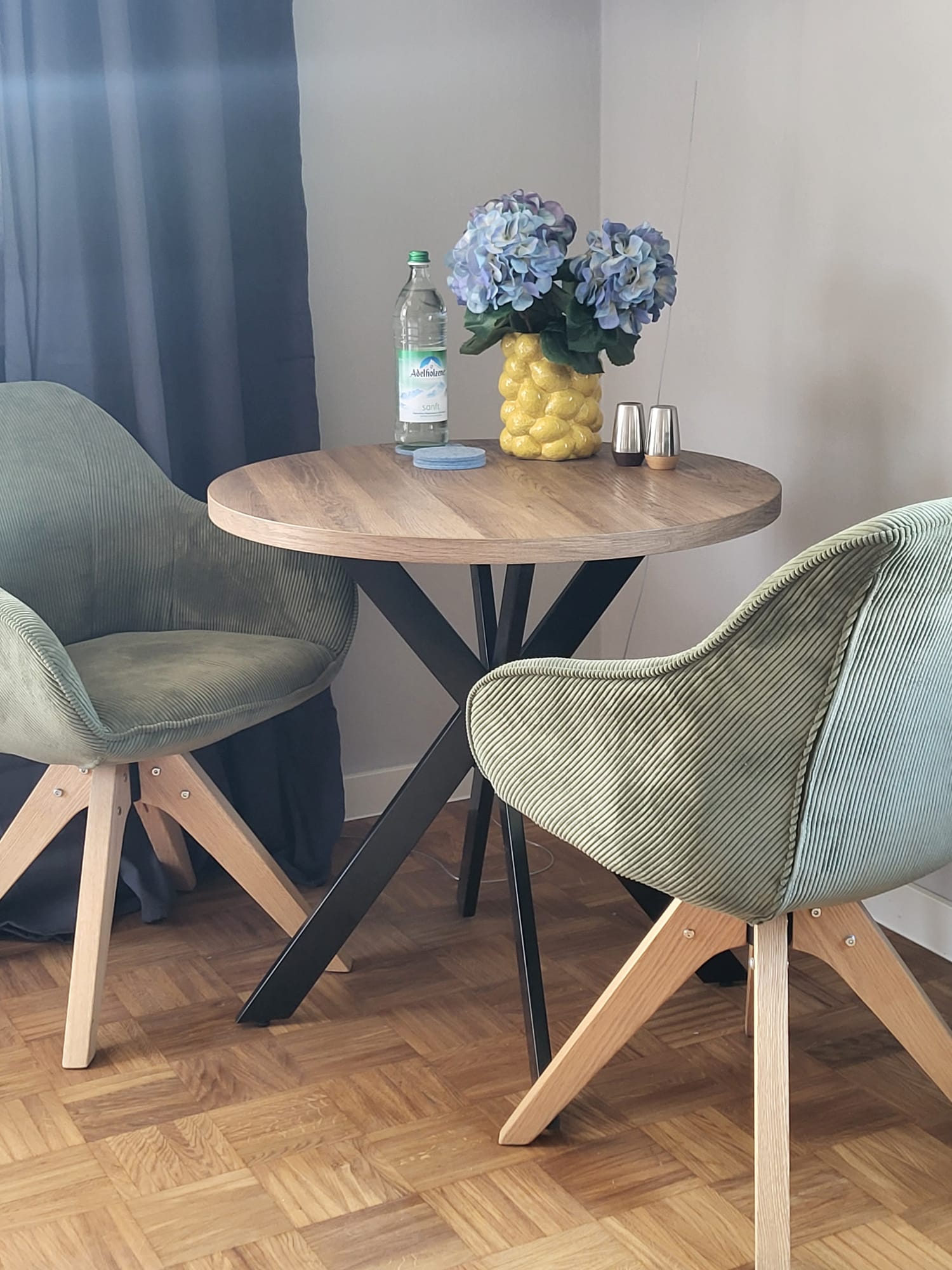 Heller Wohnbereich der Rudelmut Ferienwohnung mit Essecke und Hundebett