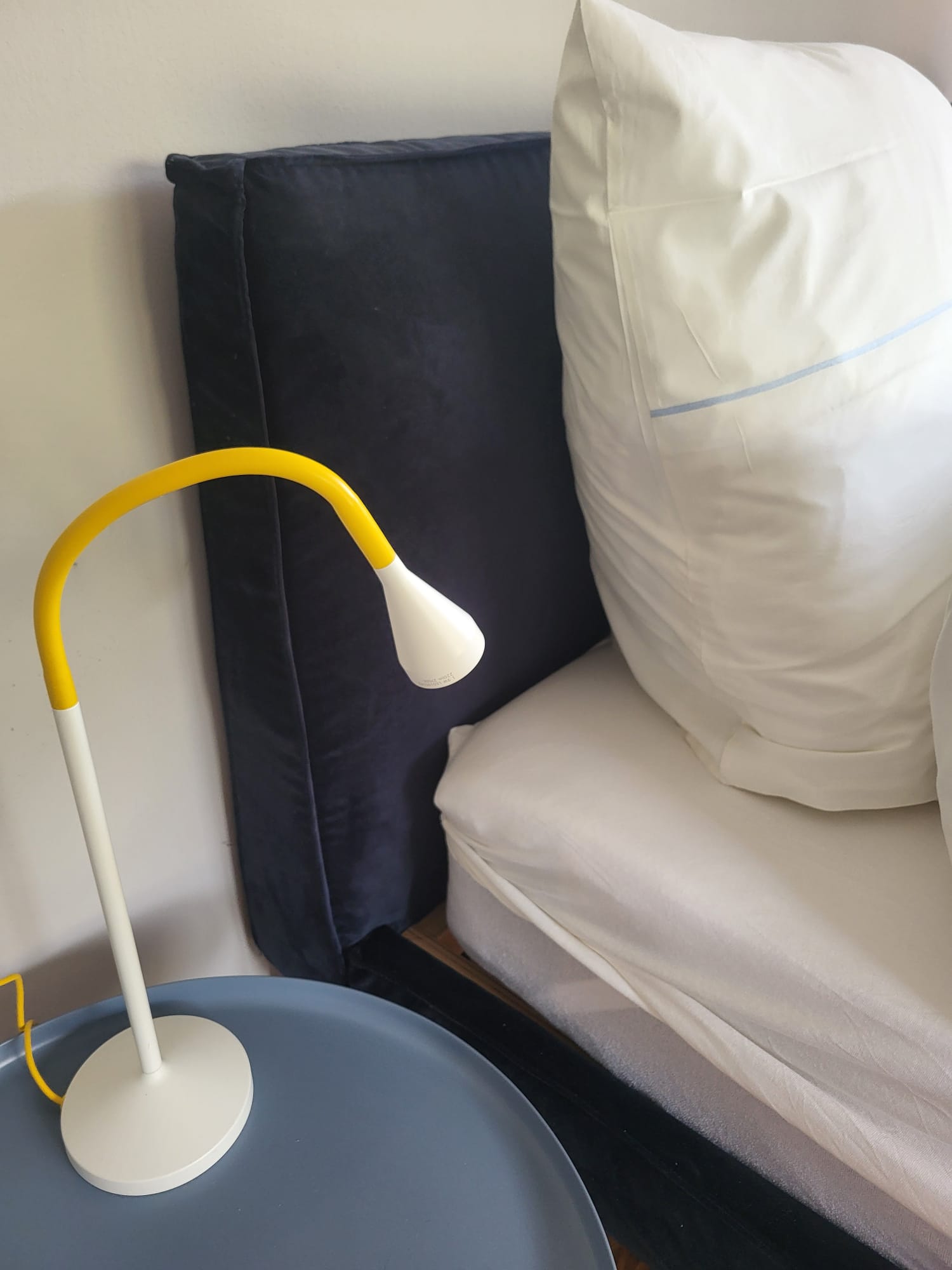 Heller Wohnbereich der Rudelmut Ferienwohnung mit Essecke und Hundebett